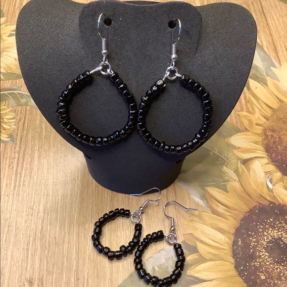 Black beaded hoop earrings dangle handmade - Picture 3 of 5